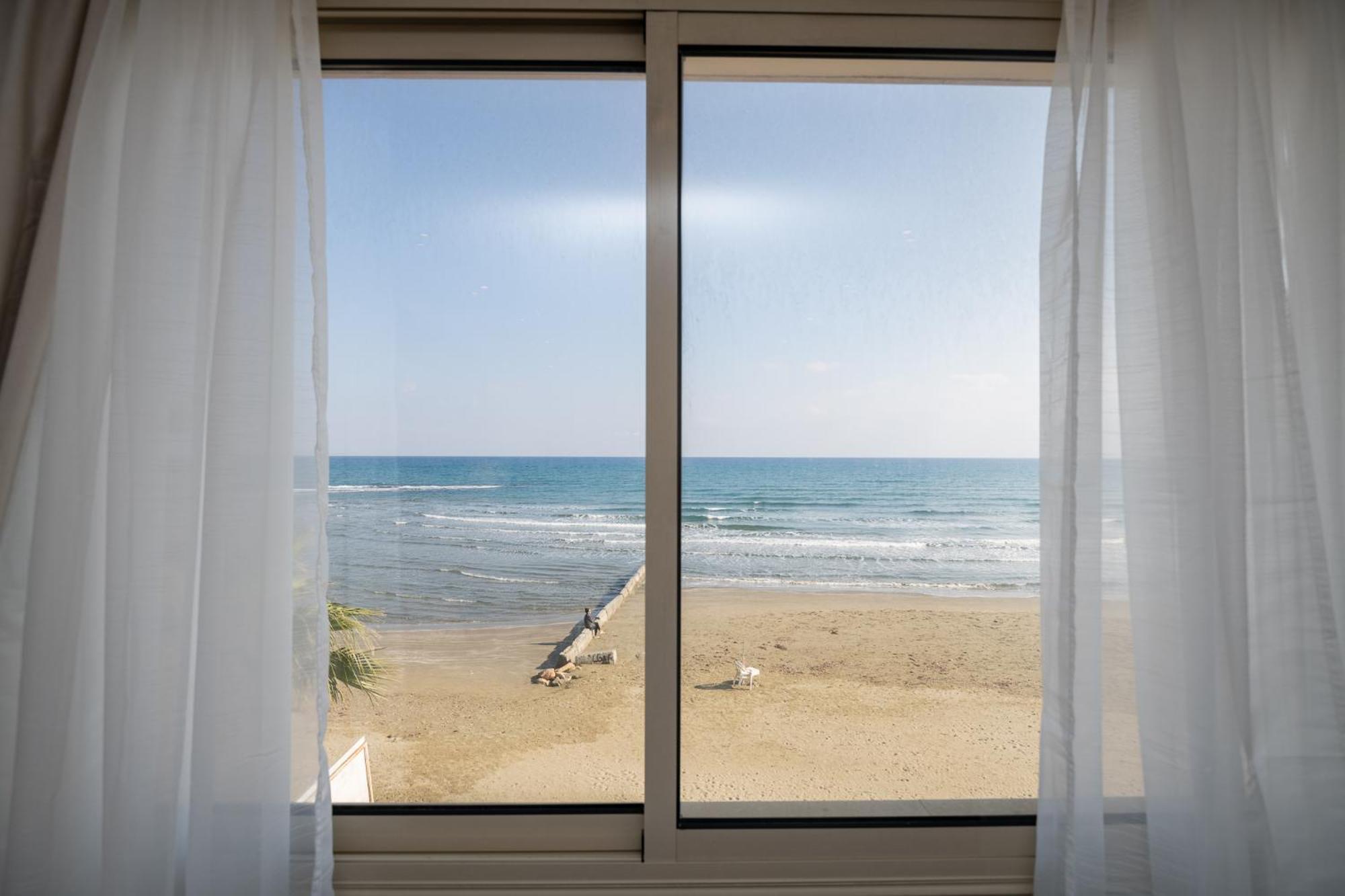 Quattro Beachfront Sea View Ap 4 Larnaca Exterior photo